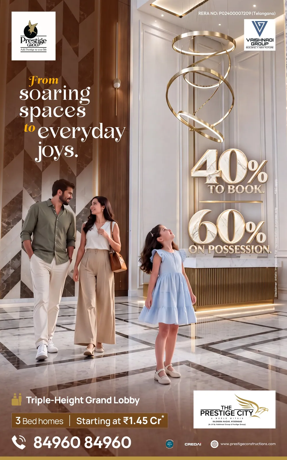 «From soaring spaces to everyday joys» (من المساحات الشاهقة إلى مباهج كل يوم) — عائلة في ردهة بارتفاع ثلاثة طوابق، 40% عند الحجز و60% عند الاستلام